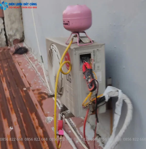 Nhân viên tư vấn dịch vụ sửa điều hòa cho khách hàng qua điện thoại.