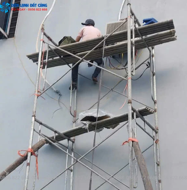 Kỹ thuật viên đang thực hiện bảo dưỡng điều hòa định kỳ.
