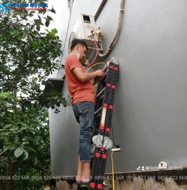 Cận cảnh quá trình vệ sinh điều hòa bằng dụng cụ chuyên dụng.