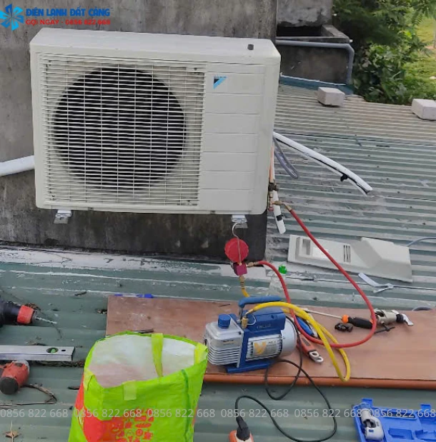 Kỹ thuật viên tìm nguyên nhân sửa điều hòa không mát hoặc mát yếu.